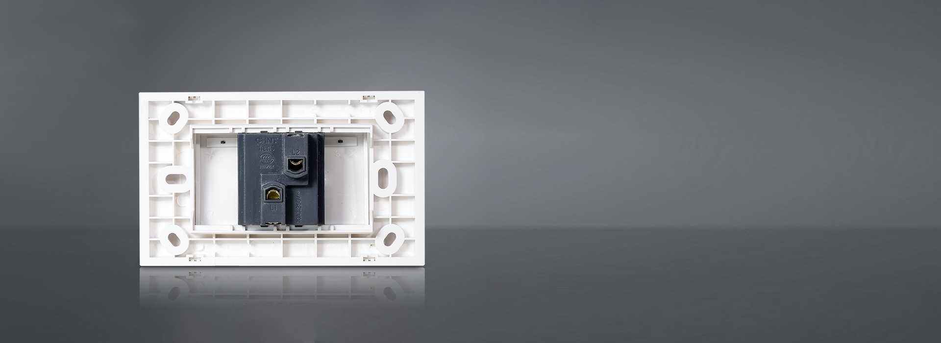 更大孔徑，接線牢固
 
 可同時容納3根...