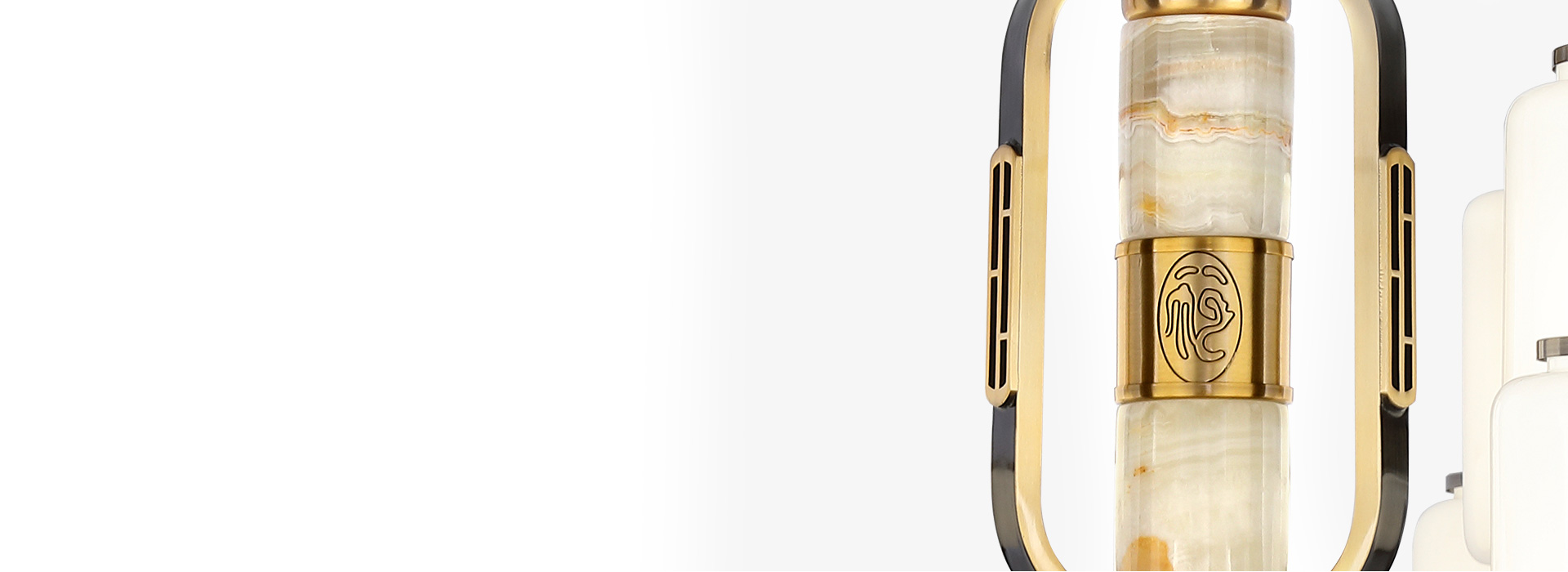 新中式的典雅，與一次古藝相逢
 仿銅色的...