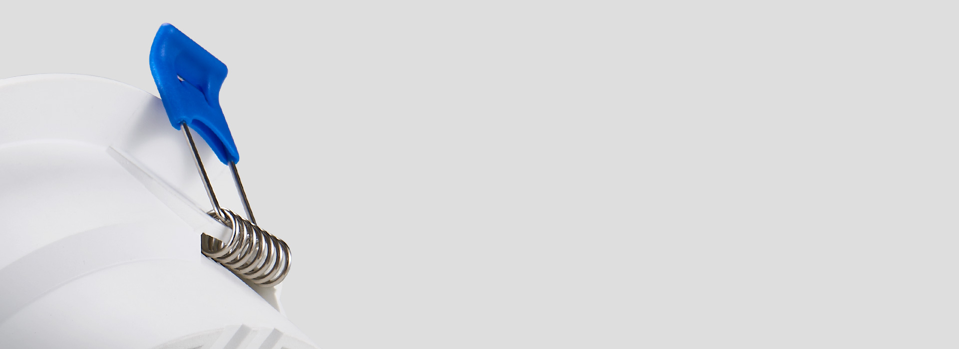 不銹鋼卡扣，彈性十足
 十亮系列防眩筒燈...