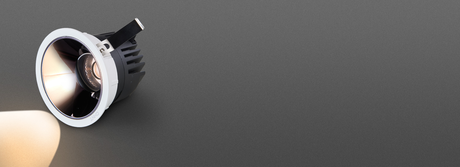 光源深藏，嚴控眩光
 深藏式光源設計，能...