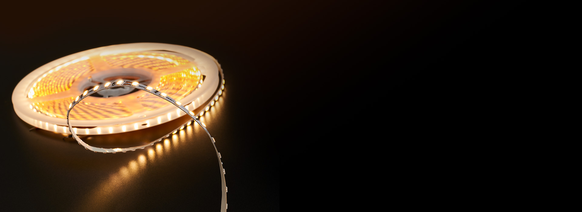 高達100lm/W光效，綠色節(jié)能
 同功...