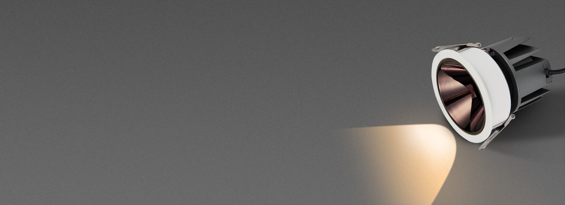 深防眩設計，光線柔和不刺眼
 光源深藏，...