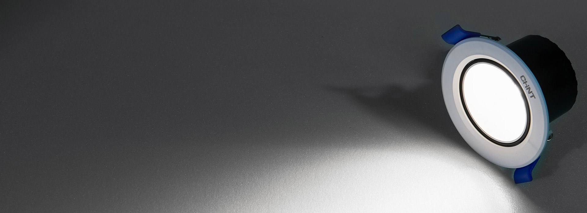 深藏光源防眩
 光源深杯內藏，避免直視，...