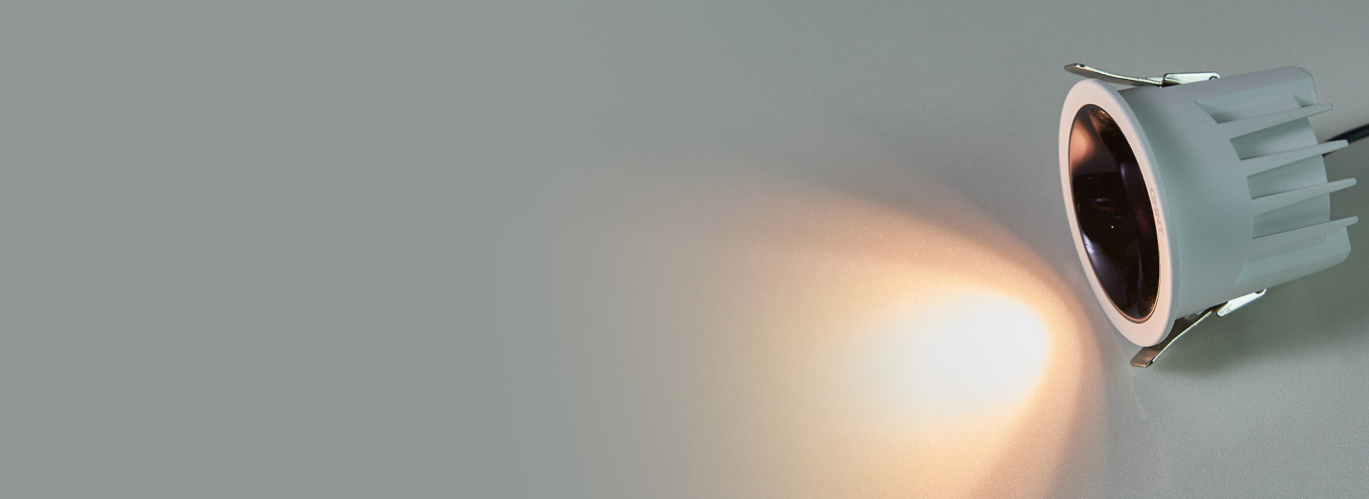 藏光防眩 深藏式光源設(shè)計(jì)，減少眩光。 