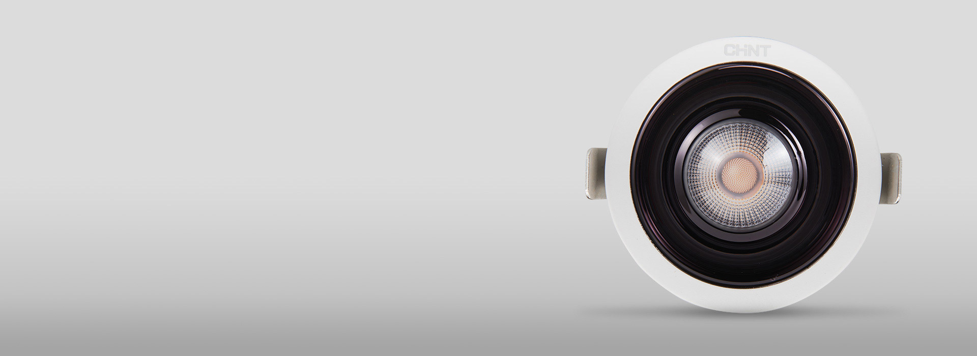 柔光防眩 光學(xué)擴(kuò)散板，出光均勻柔和。 