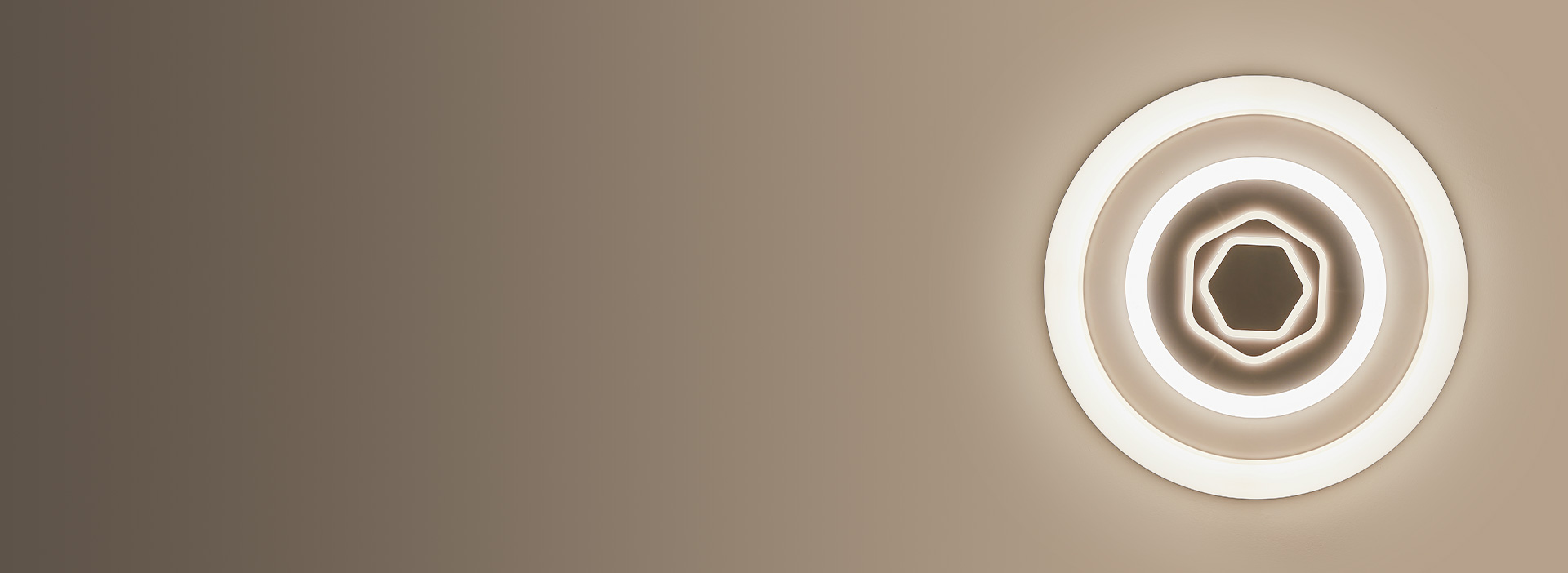 光線(xiàn)均勻，柔和迷人
 半透明光學(xué)燈罩，透...